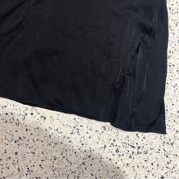 Aritzia | Patio Satin Mini Skirt in Black - Size 6 - Picture 4 of 7
